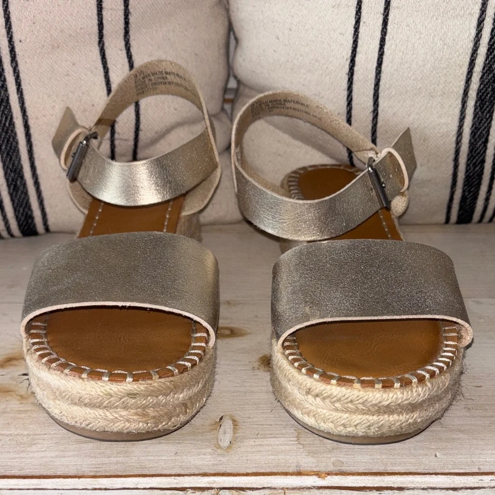 Universal Thread Gold Metallic Espadrille Spring Summer Sandals 9.5